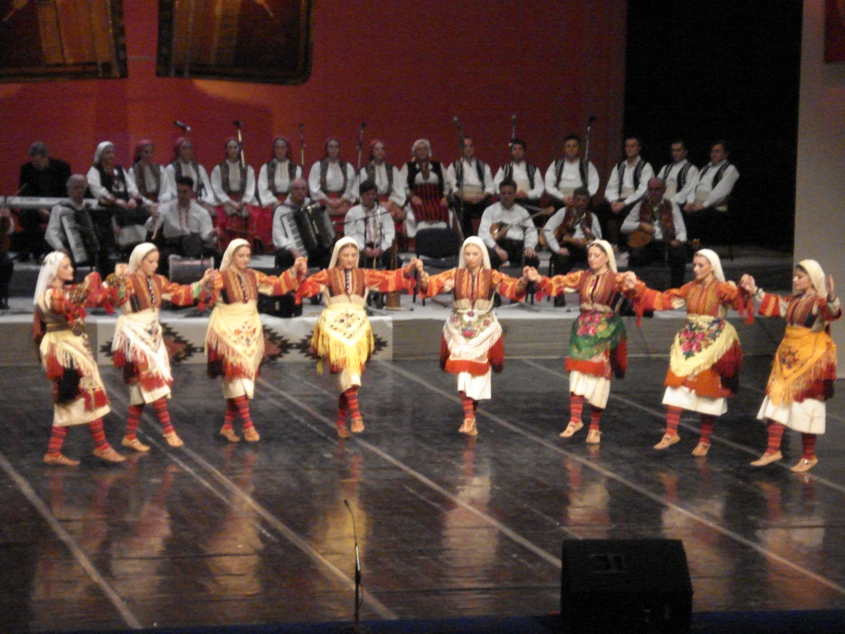 Tanec_folk_ensemble_Macedonia_1.jpg
