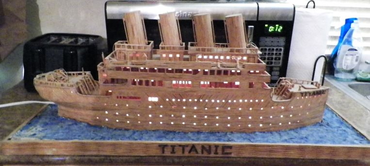 TITANIC LIGHTED MODEL 1BAA.JPG