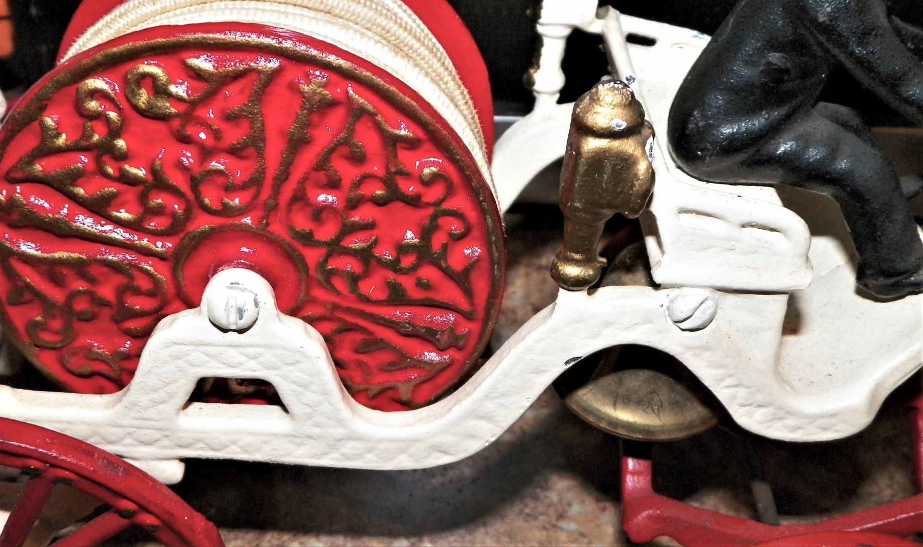 TOY CAST IRON FIRE WAGON 1BA_AAA.JPG