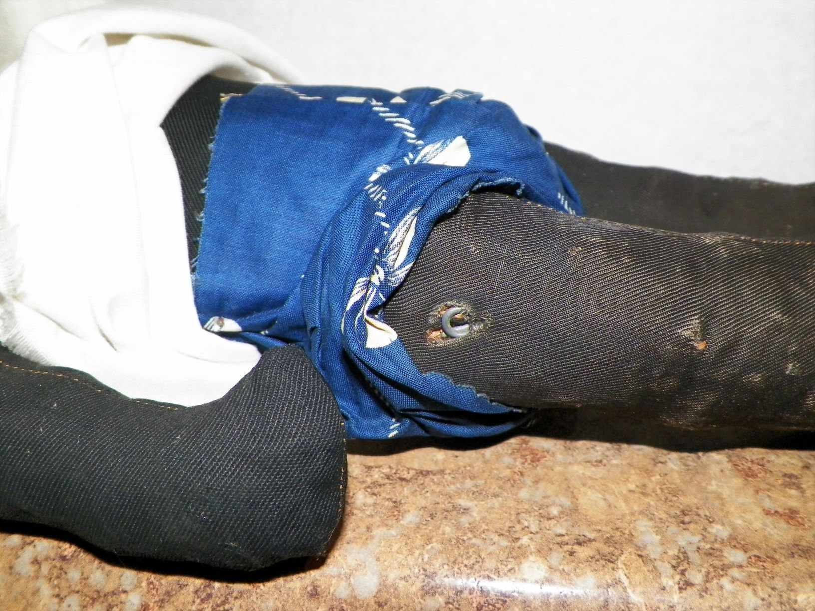 TOY DOLL BLACK FOLK ART DOLL 4BAA.JPG