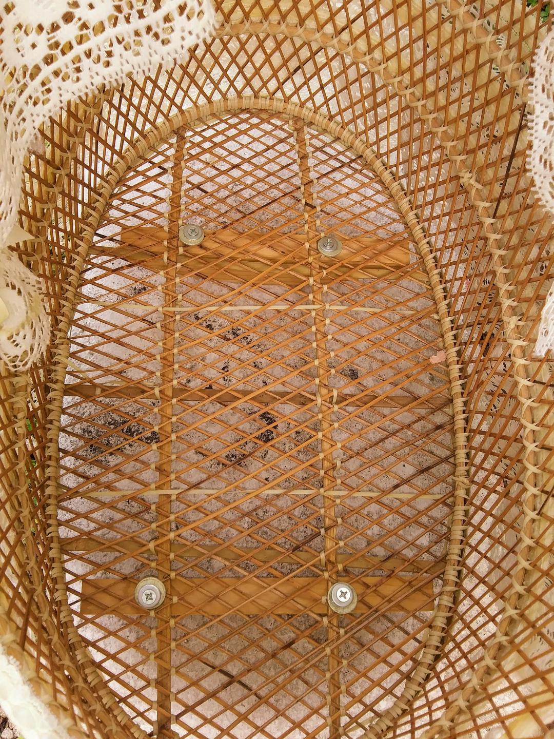 TOY WICKER DOLL BASSINET 4AA.jpg