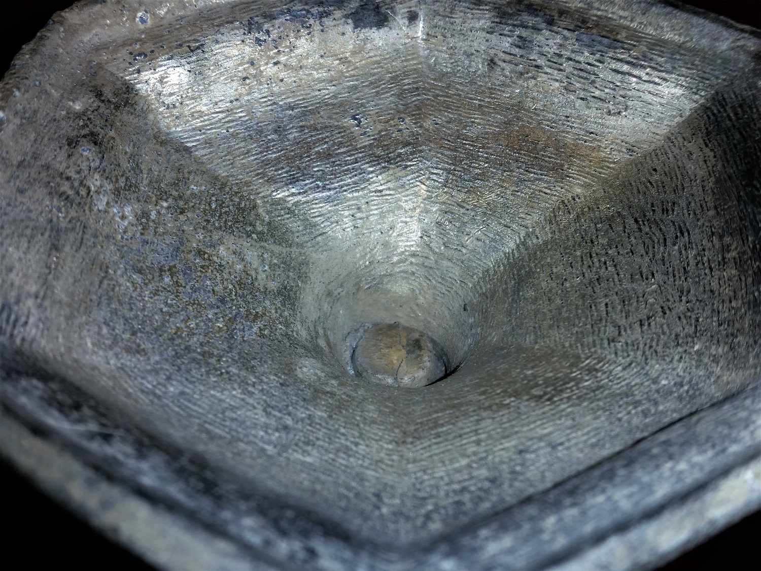 trumpet vase bottom close up 2.jpg