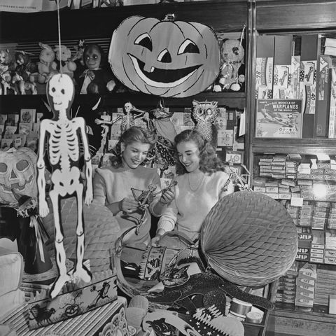 vintage-halloween-decorations-1940-1595875644.jpg