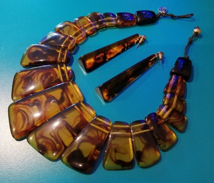 VINTAGE RESIN NECKLACE AND EARRINGS.jpg