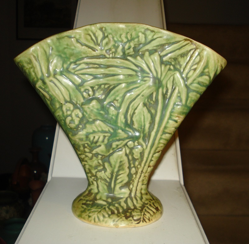 Weller Marvo Fan Vase.jpg