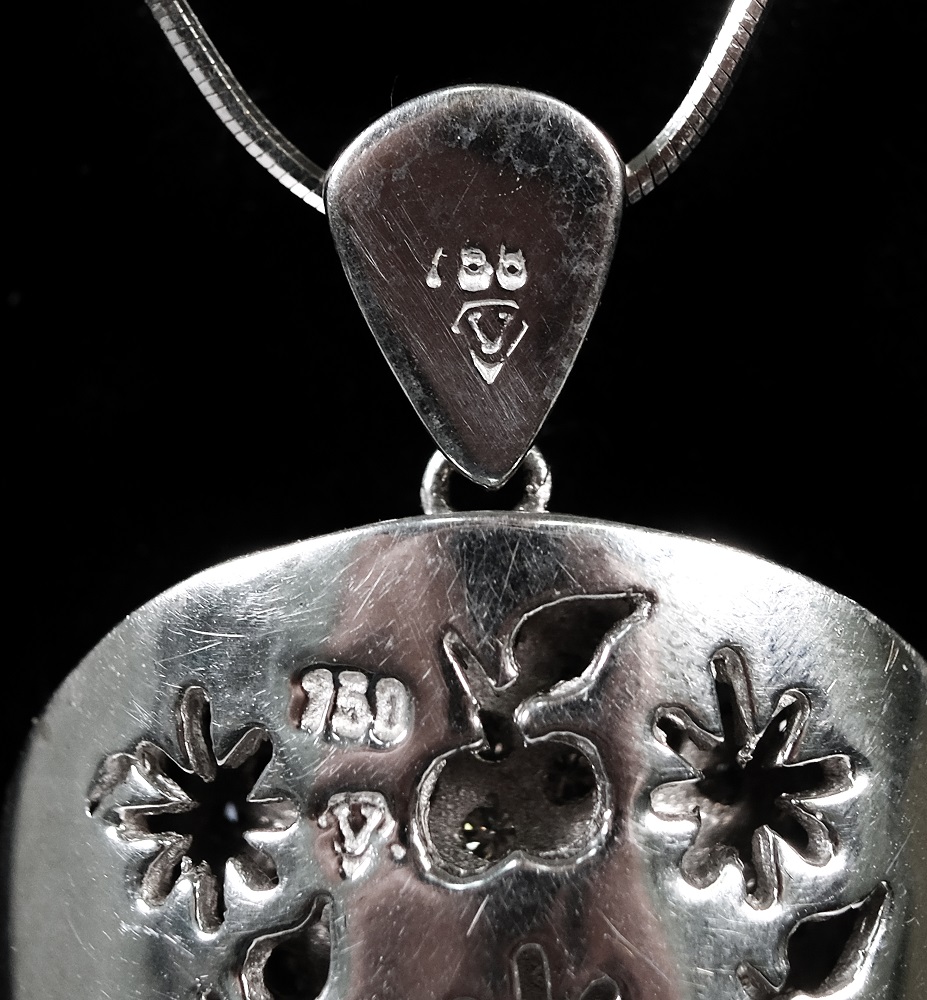 whitegoldpendant.jpg