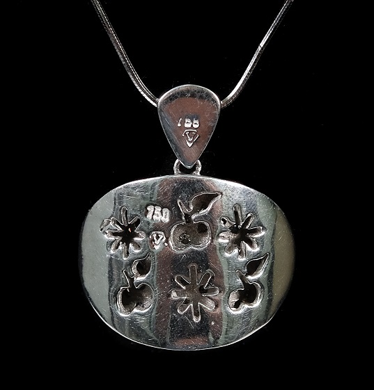 whitegoldpendant2.jpg