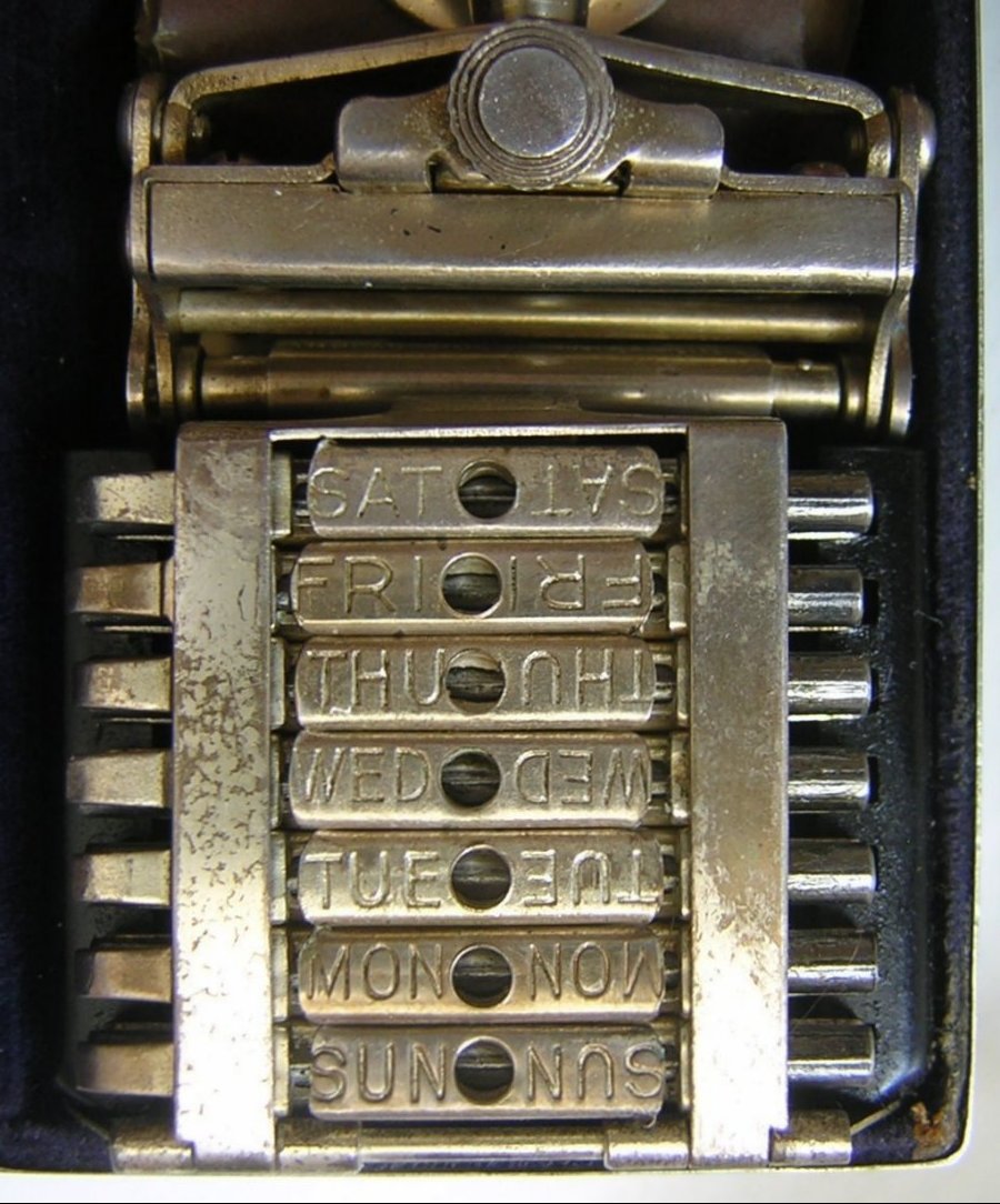 Wilkinson Empire 7-day Safety Razor Kit Chromed Case 1930s Complete -d.jpg