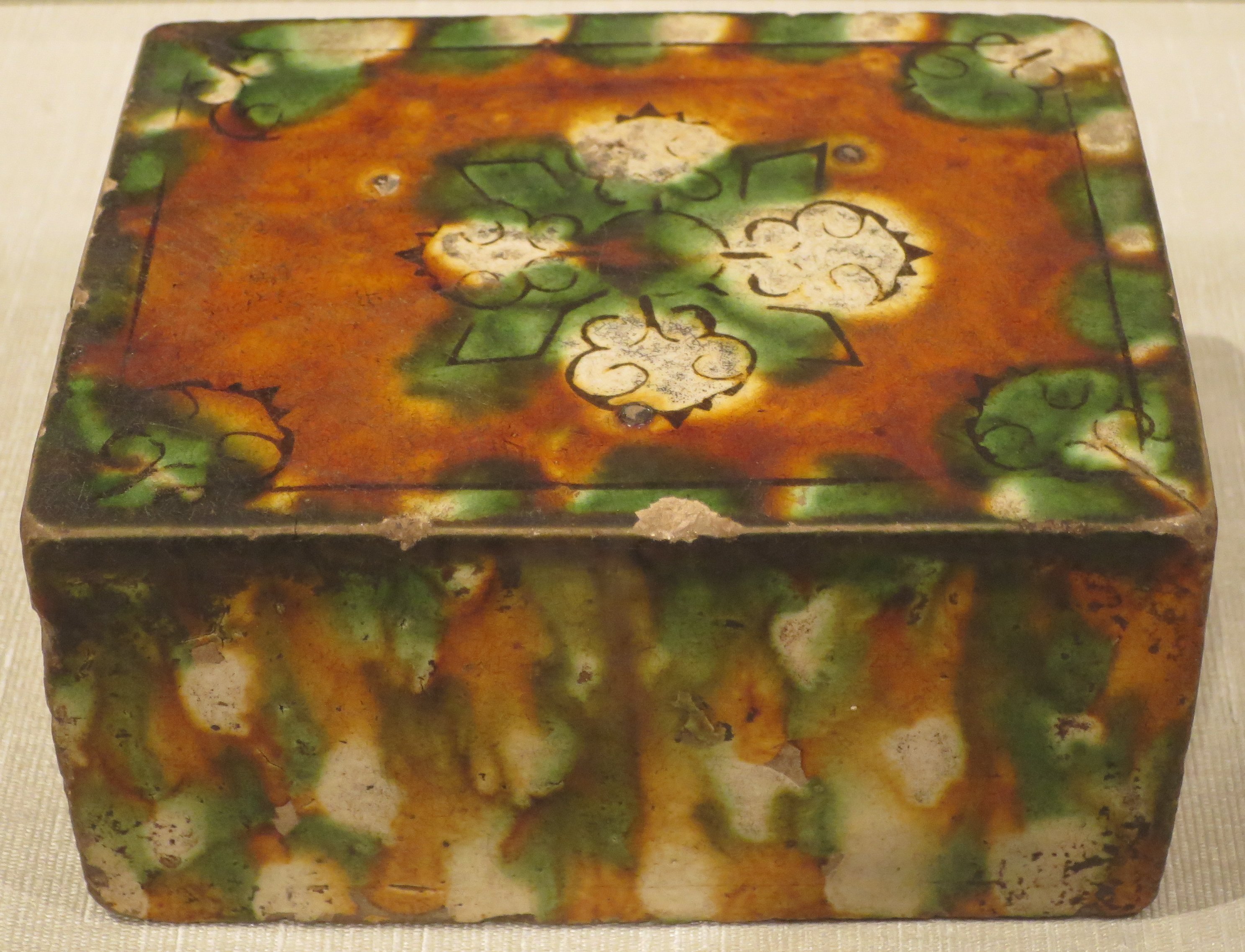 Wrist_rest_from_China,_Tang_dynasty_(618-906),_earthenware_with_sancai_glaze,_HAA.JPG