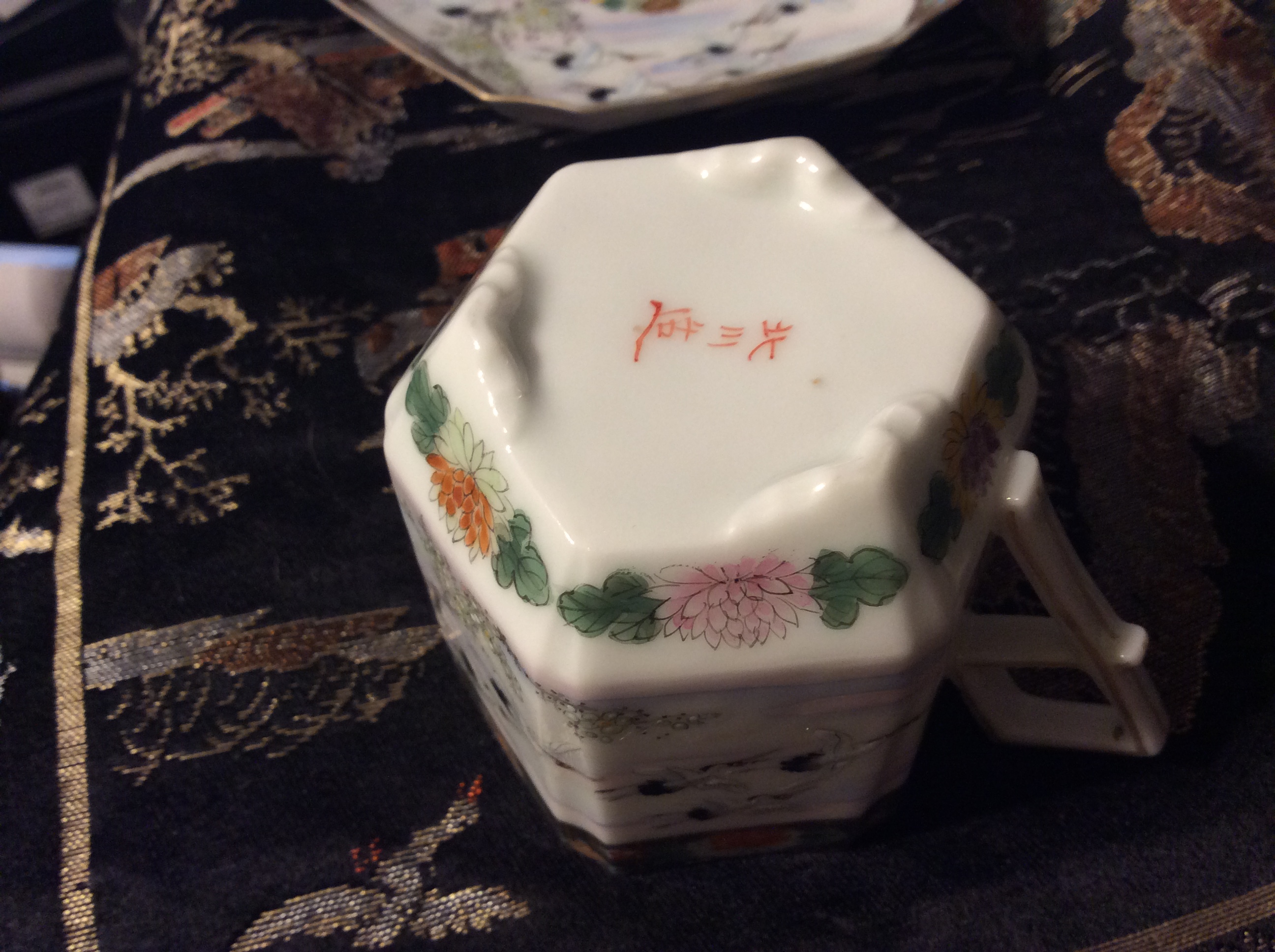 3 footed tea cup bottom Antiques Board