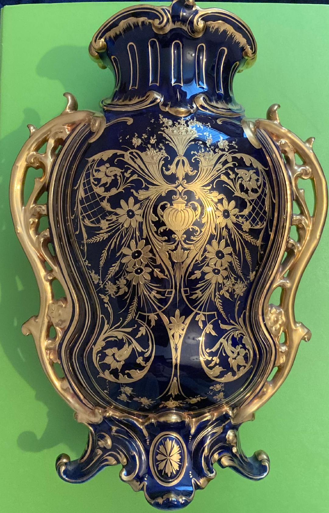 Blue/gold vase back