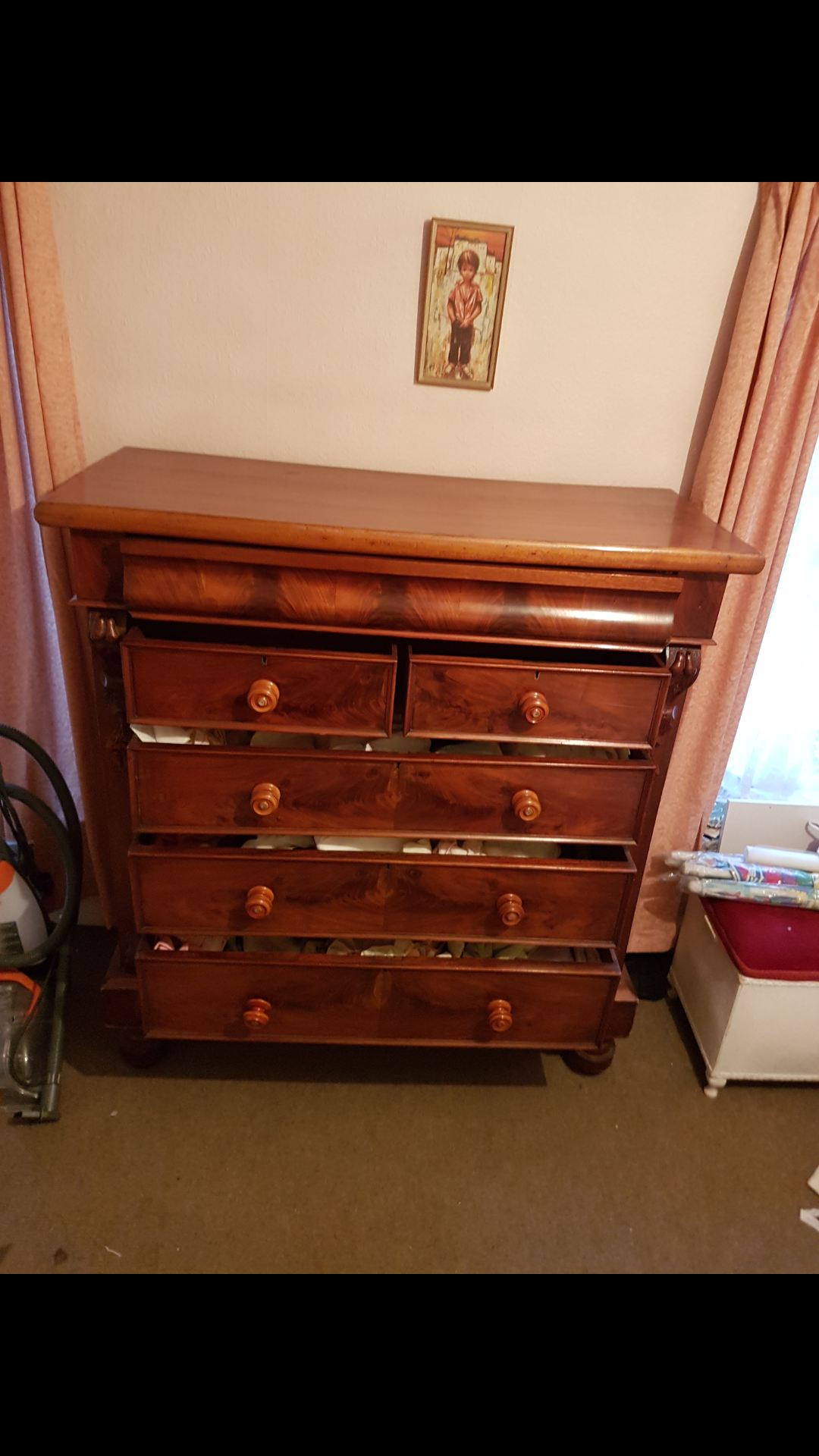 chest of drawers