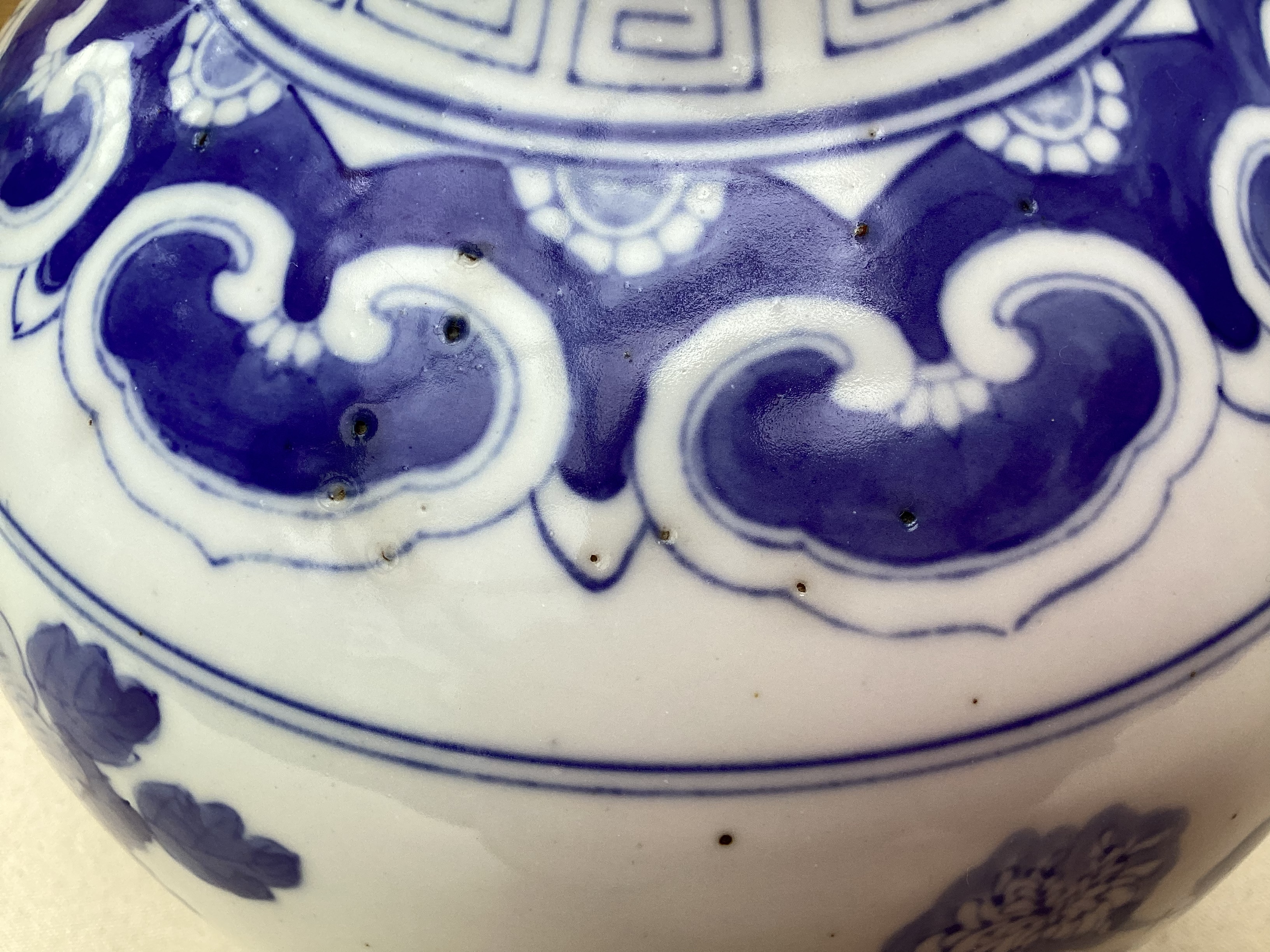 Chinese blue and white vase pic #3