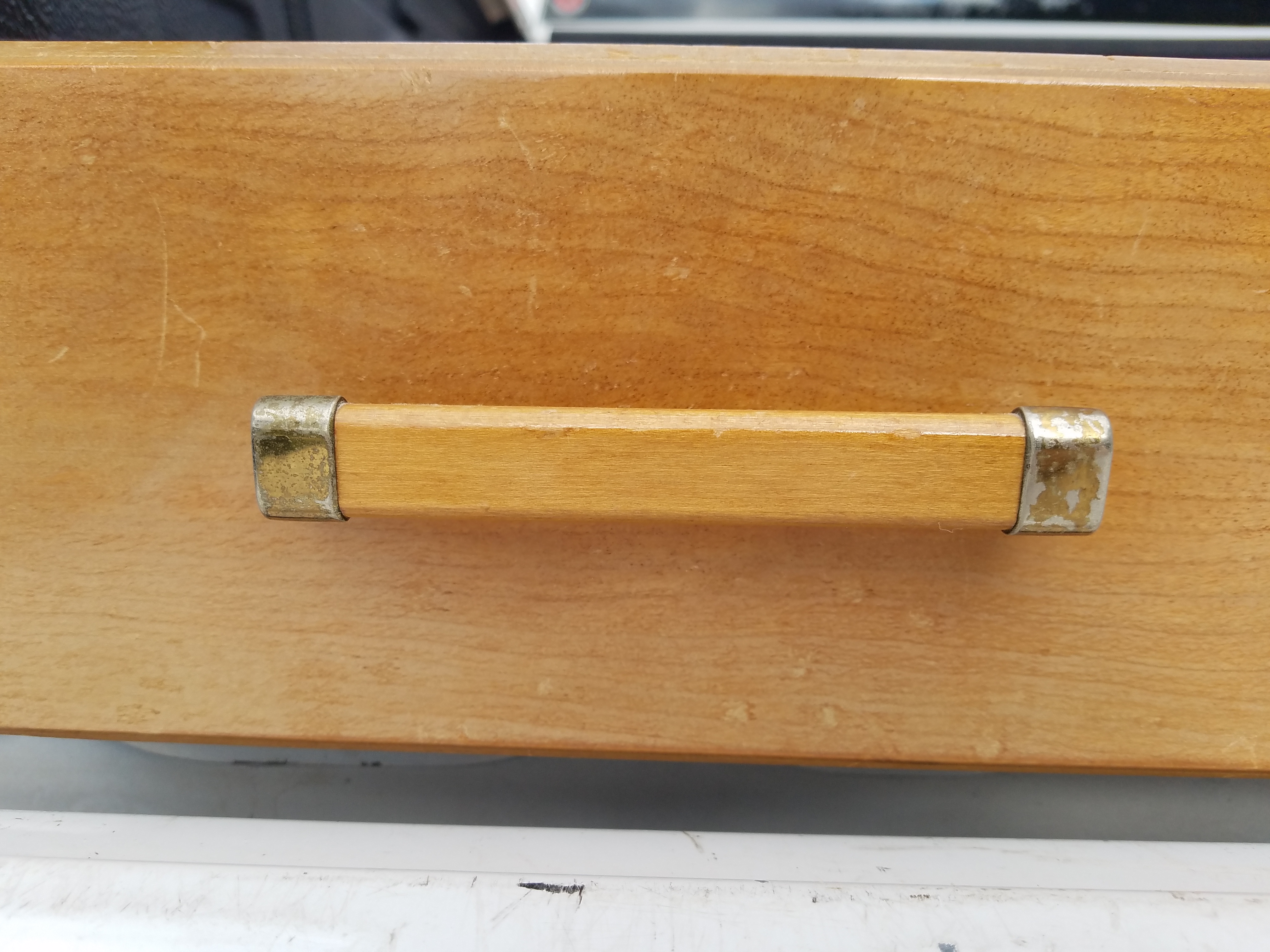 DRESSER HANDLE