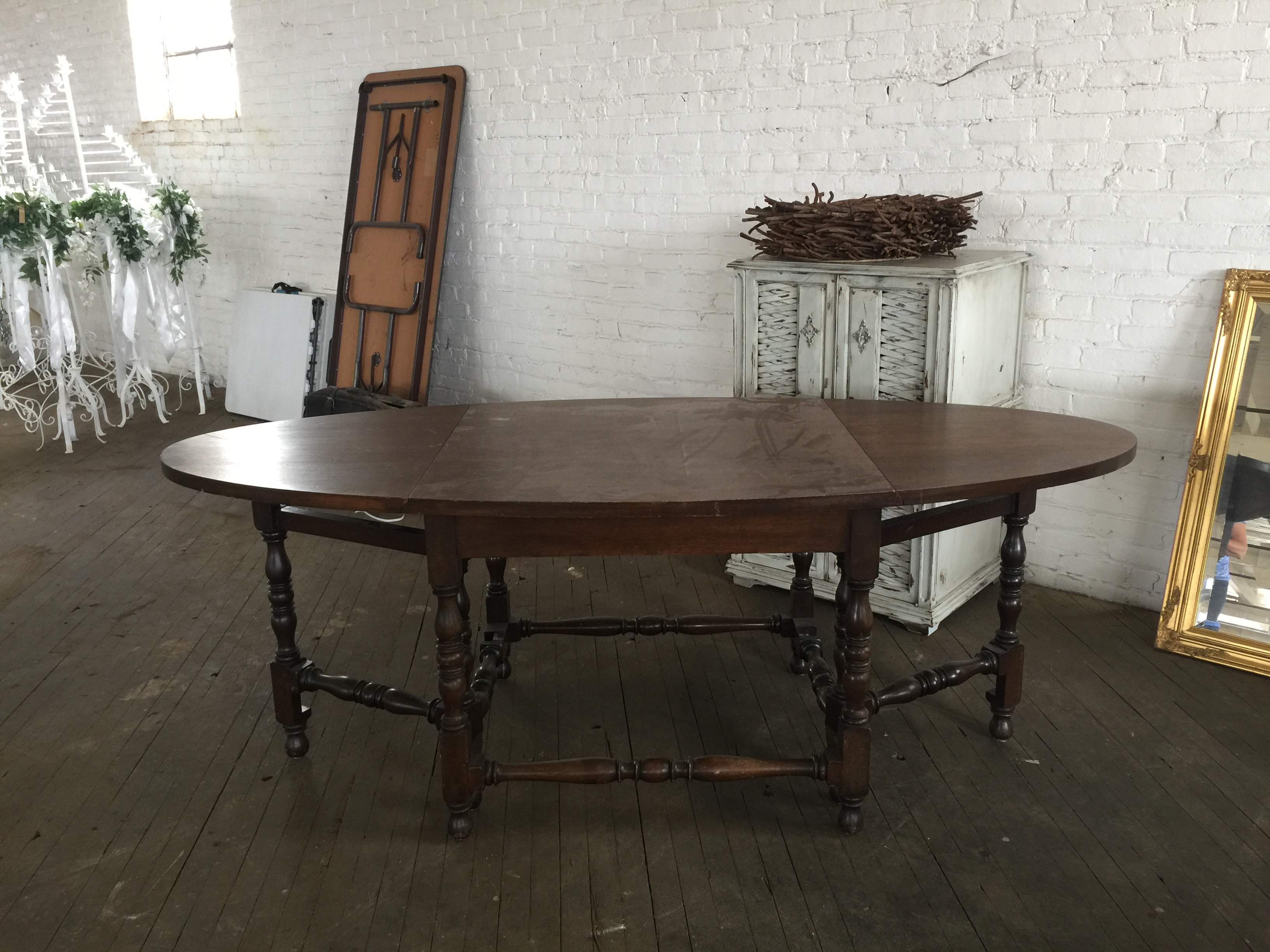 Drop leaf gate leg table