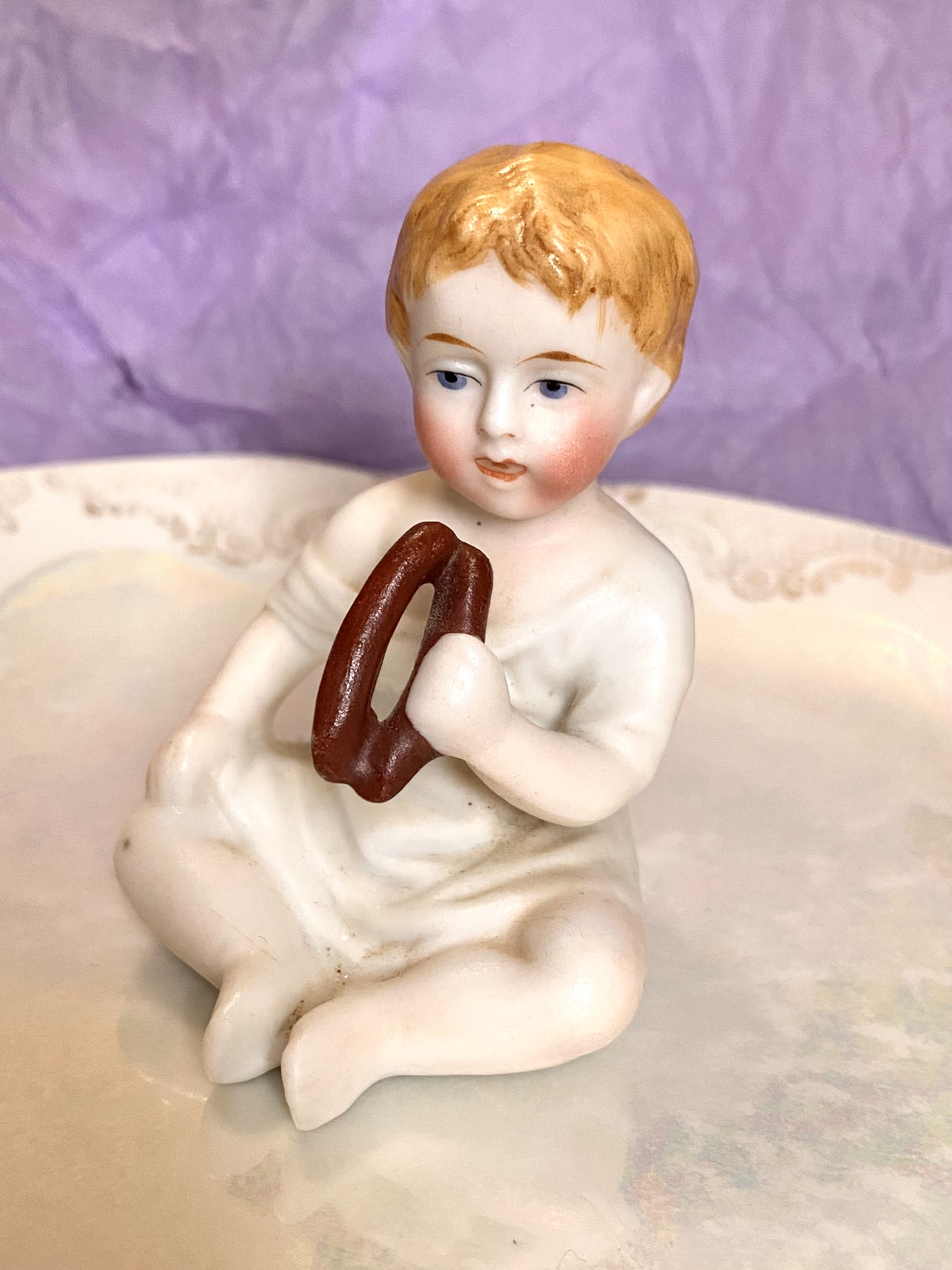 Figurine of a porcelain boy eating - front rotation