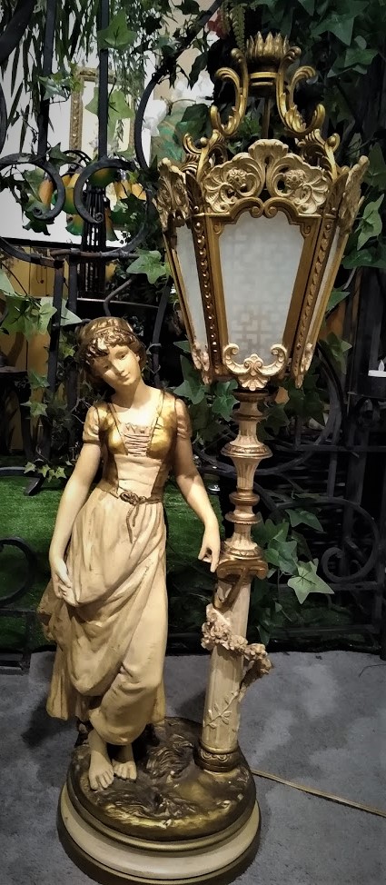 Francaise Maiden Post Lamp[