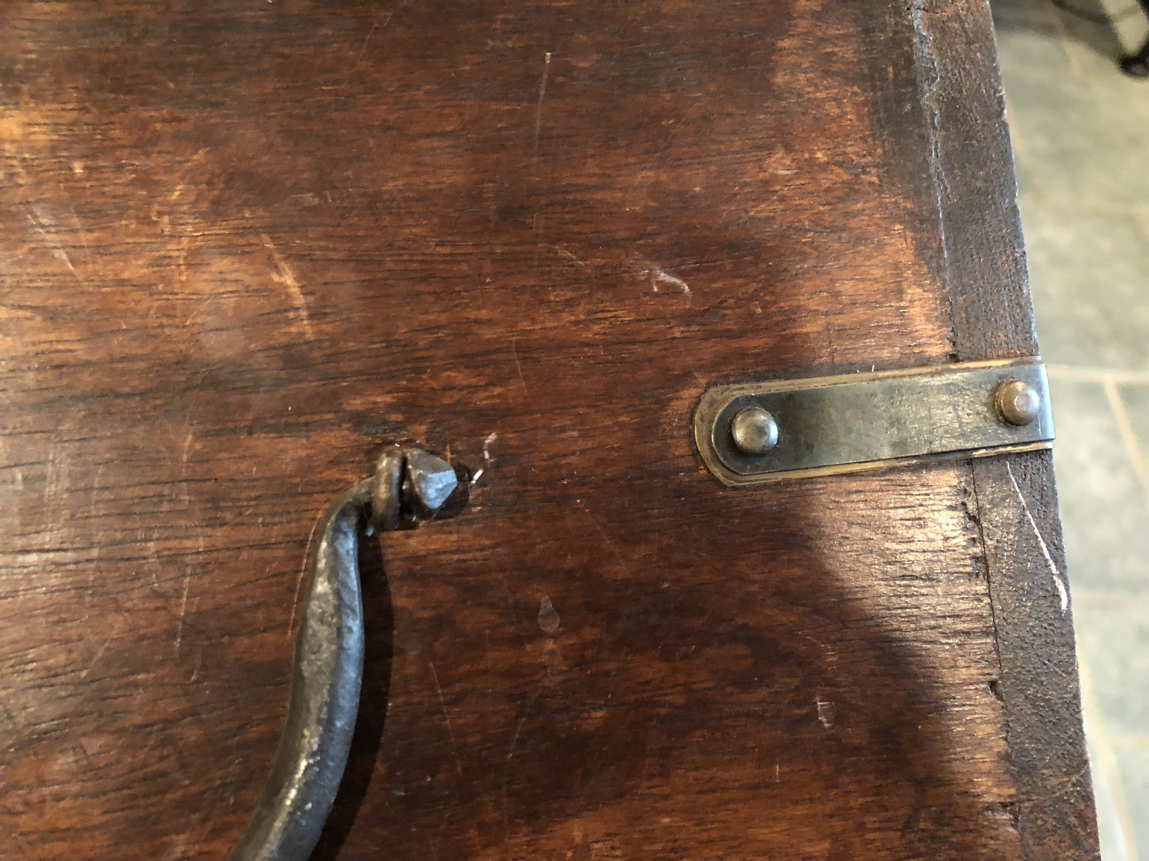 Handle and metal strap detail