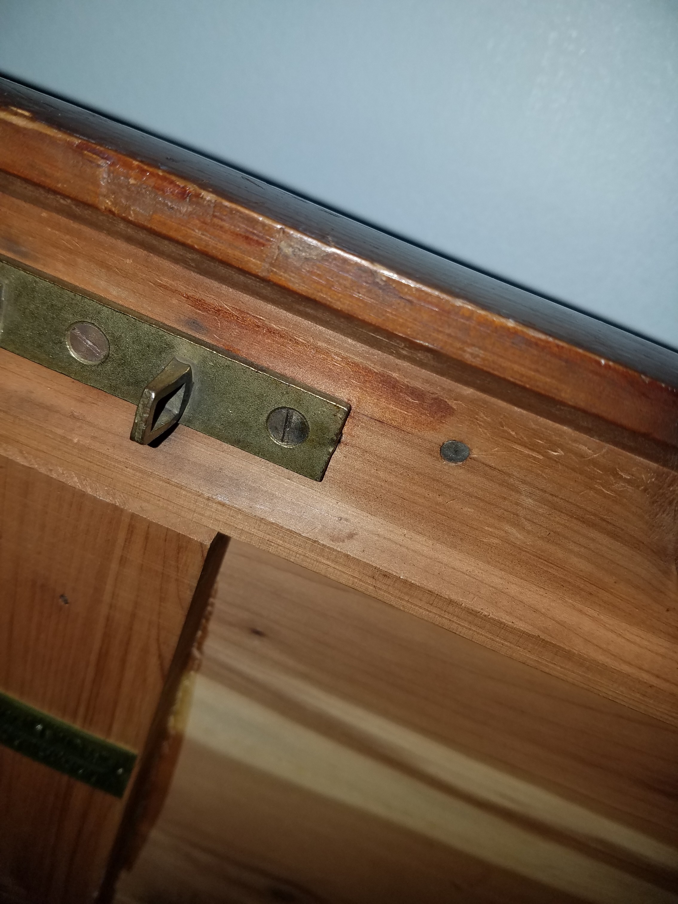 Lock mechanism top on lid