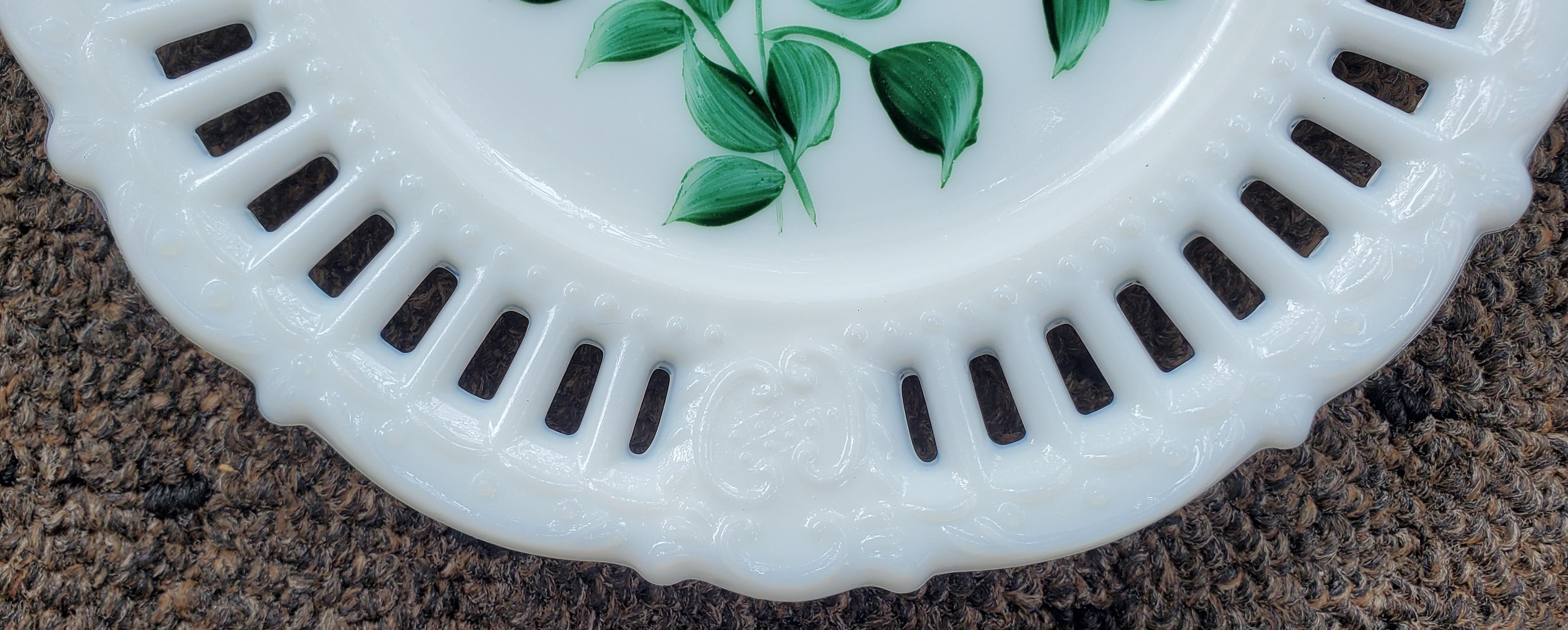 Milkglass plate detail 1