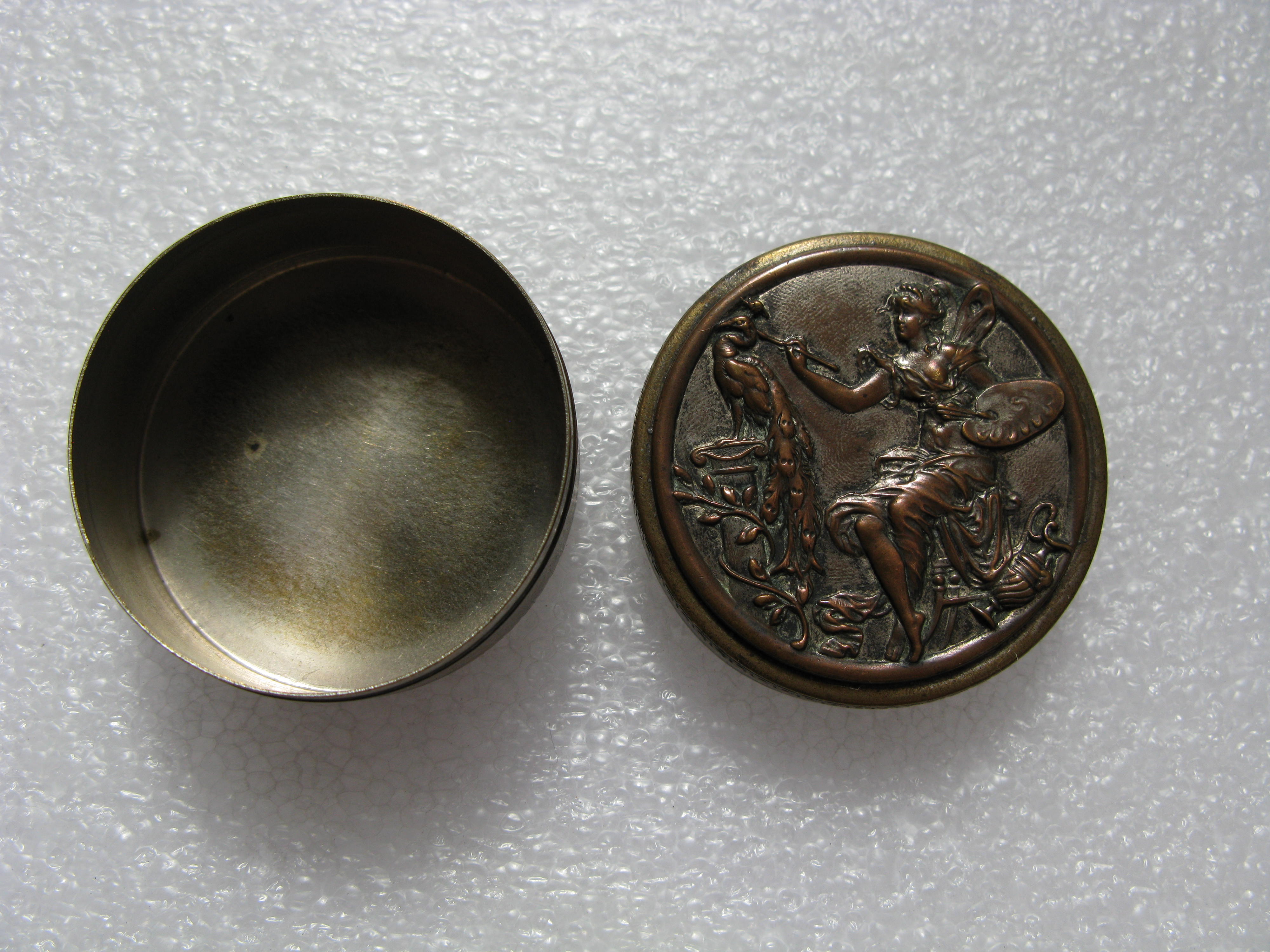 Snuff box - open