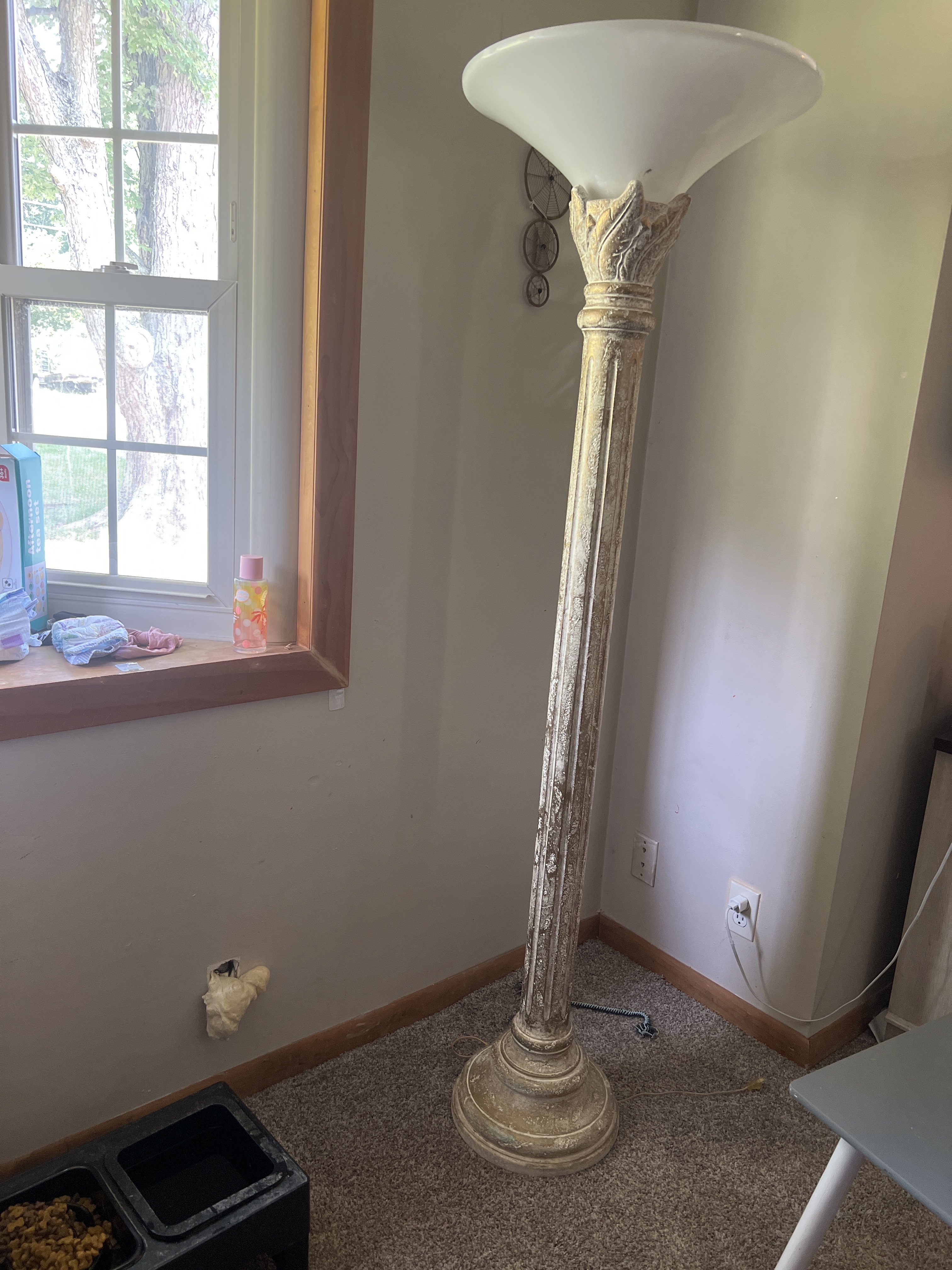 Torchiere floor lamp