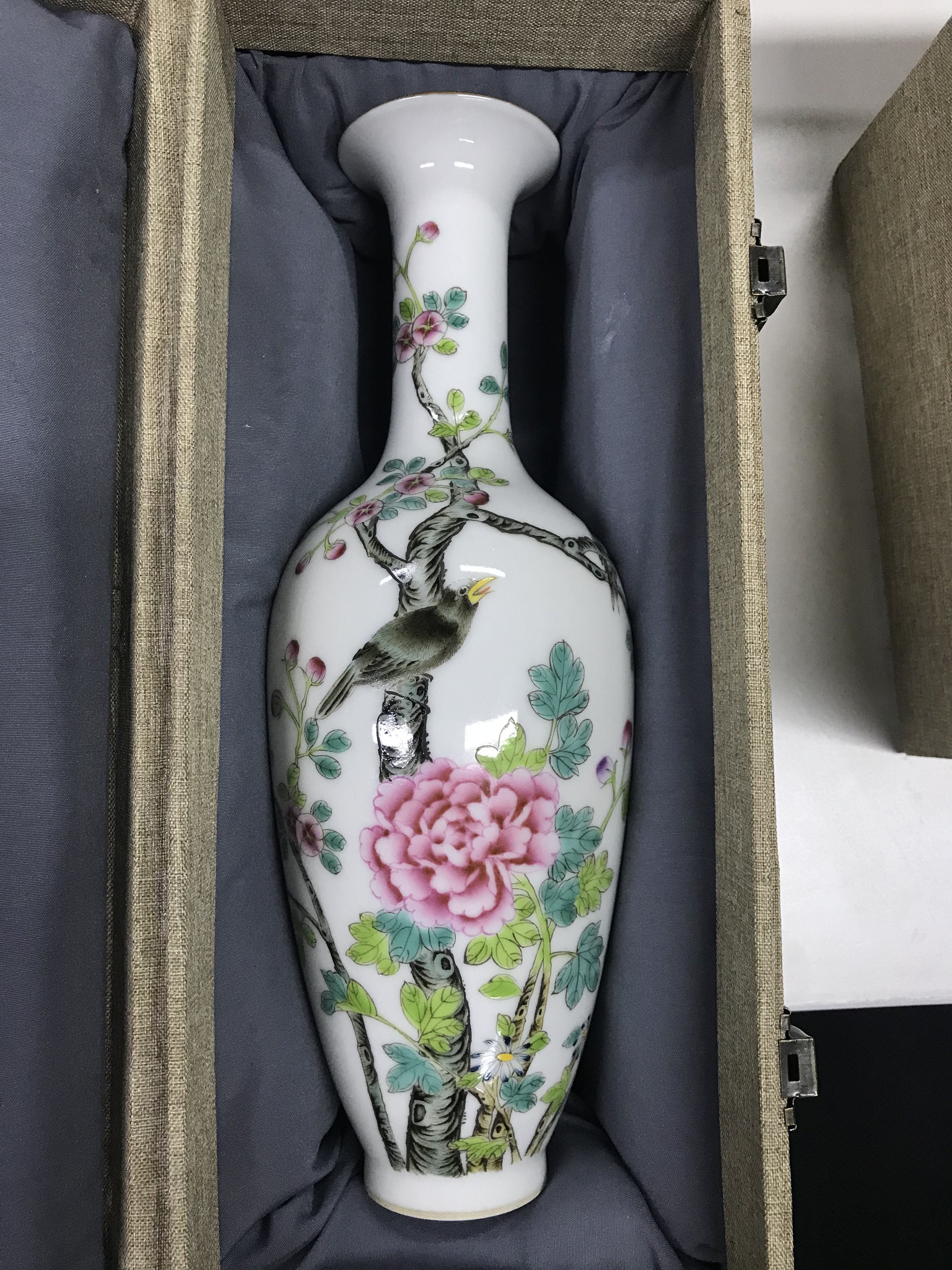 Traditional Chinese Ceramic Decorative Jar Vase