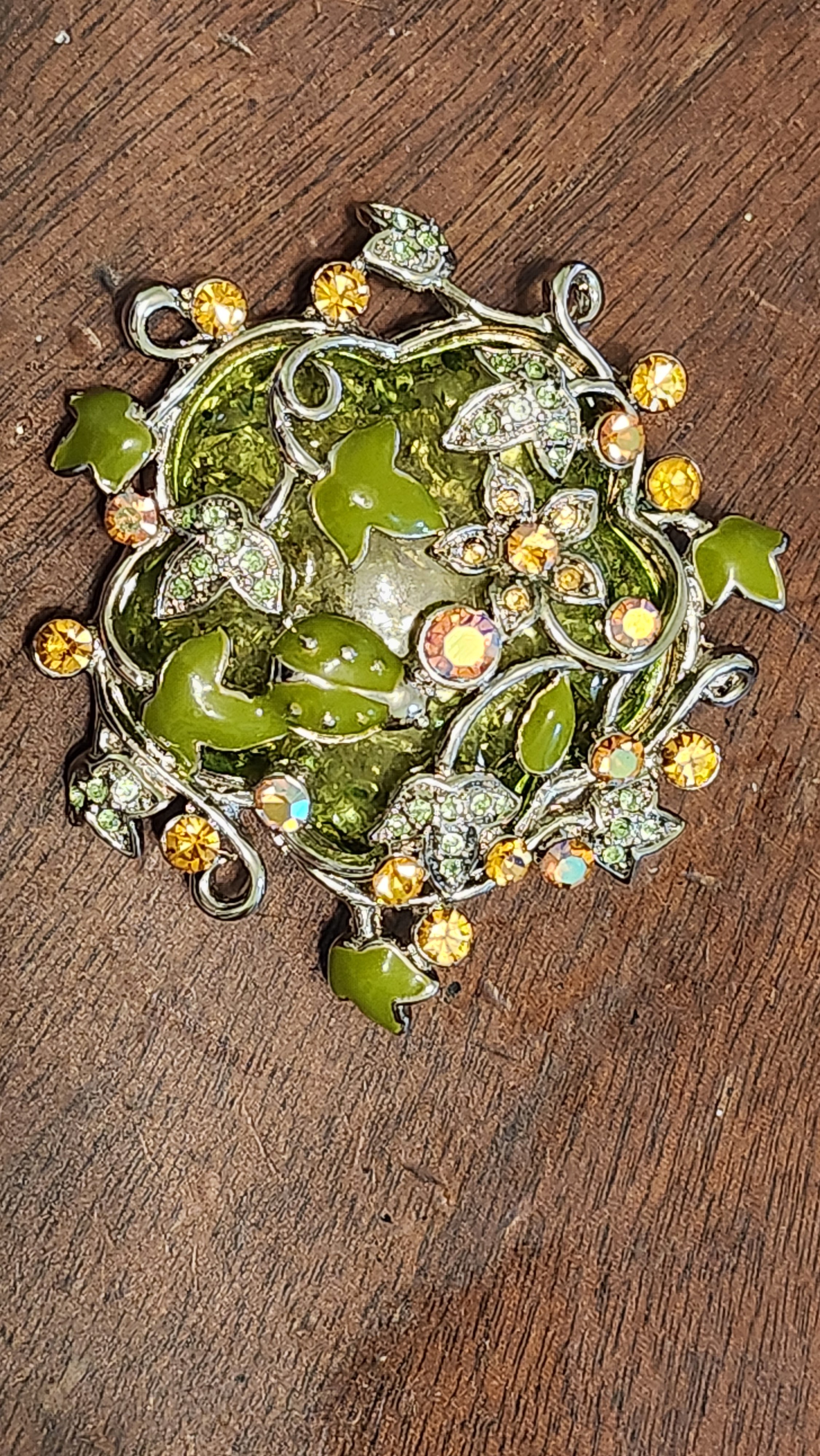 VINTAGE YELLOW/GREEN FLORAL BROOCH FEATURING GREEN ENAMEL LEAVES/ LADYBUG
