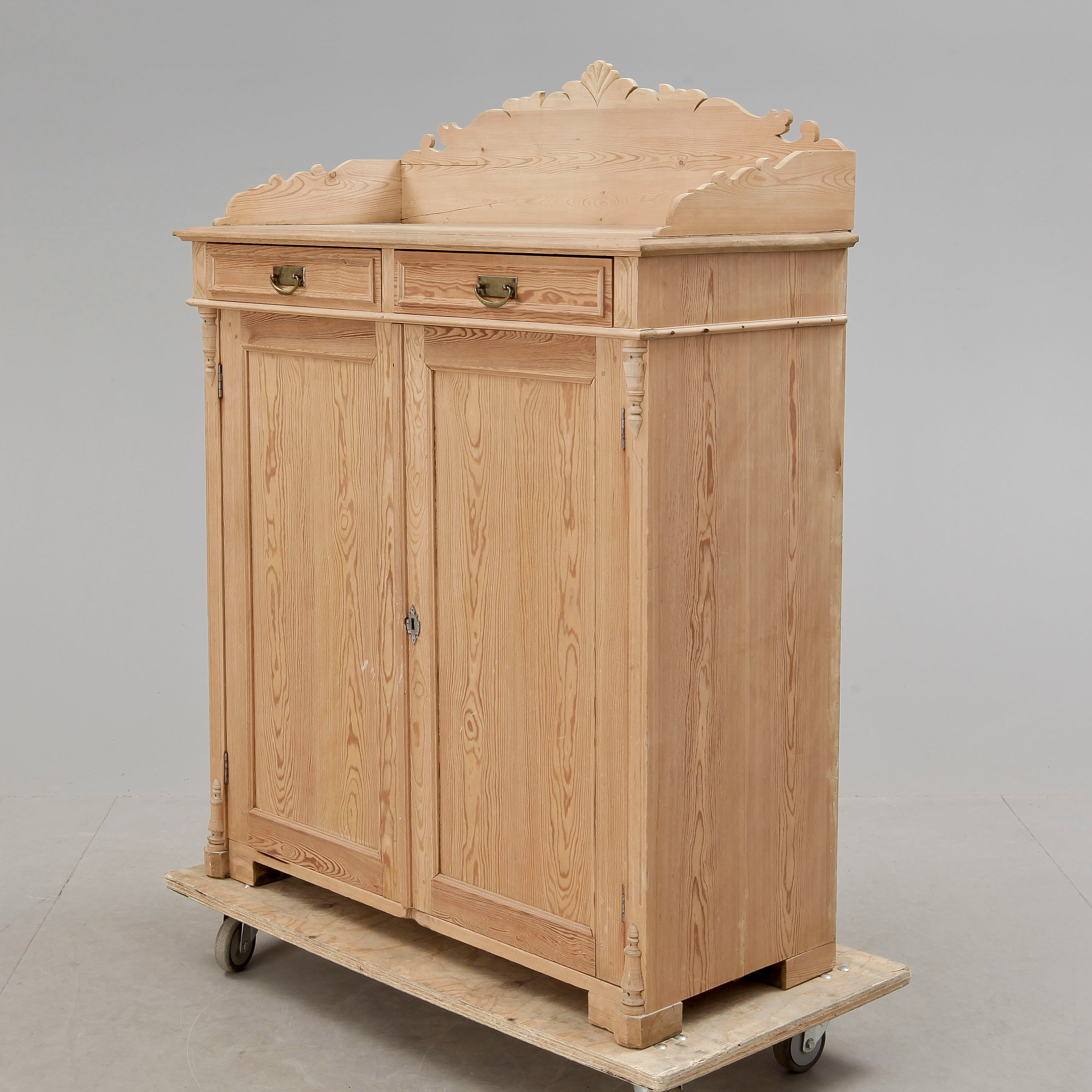 How does wood age? Mystery dresser Antiques Board