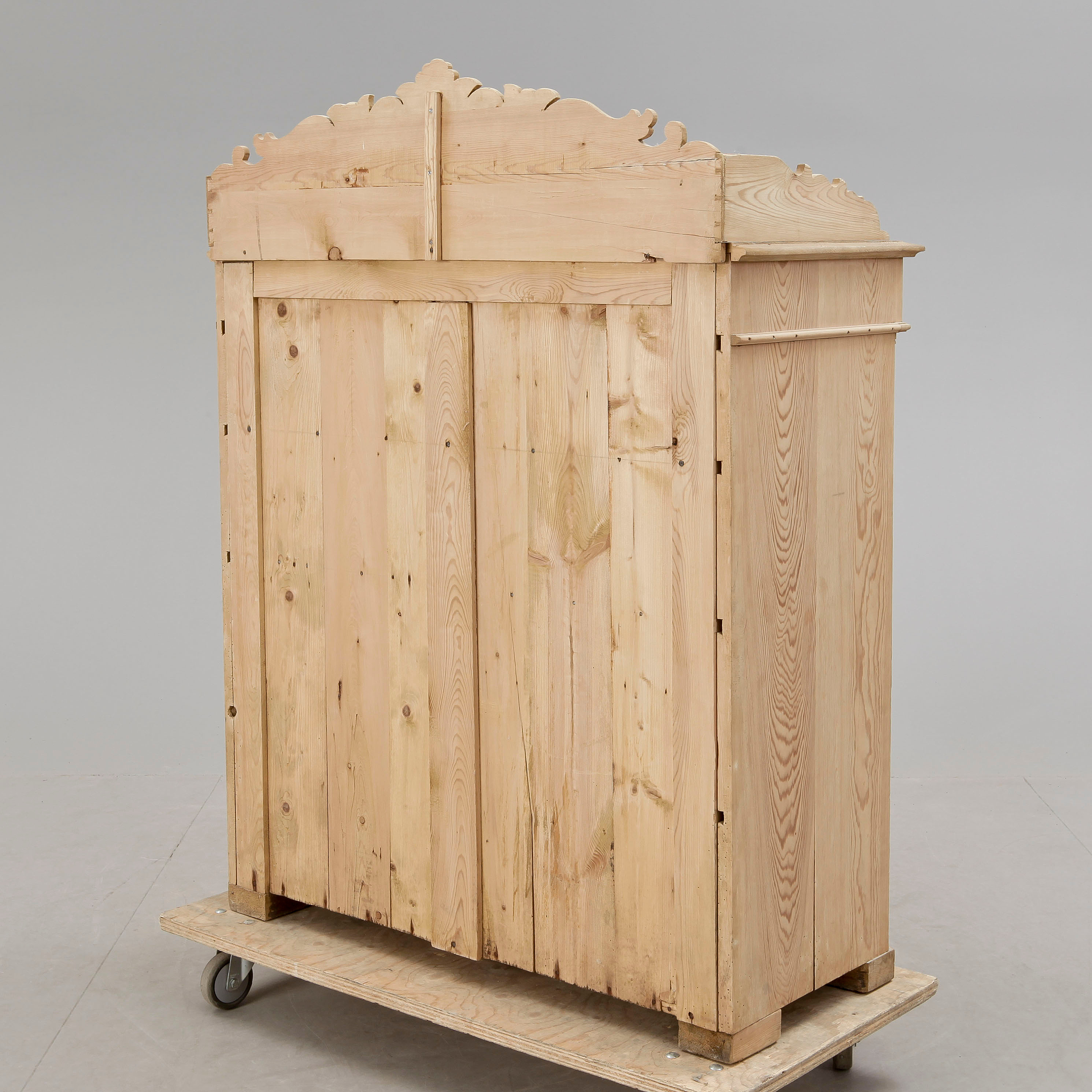 How does wood age? Mystery dresser Antiques Board