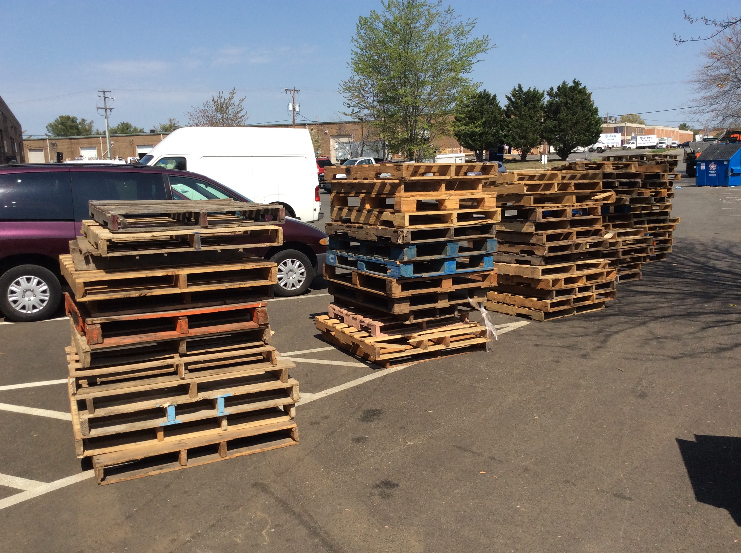 Fine wood shipping pallets, about 100 Antiques Board